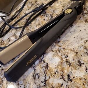 1 1/2" Andis Tourmaline Nanoceramic Flat Iron